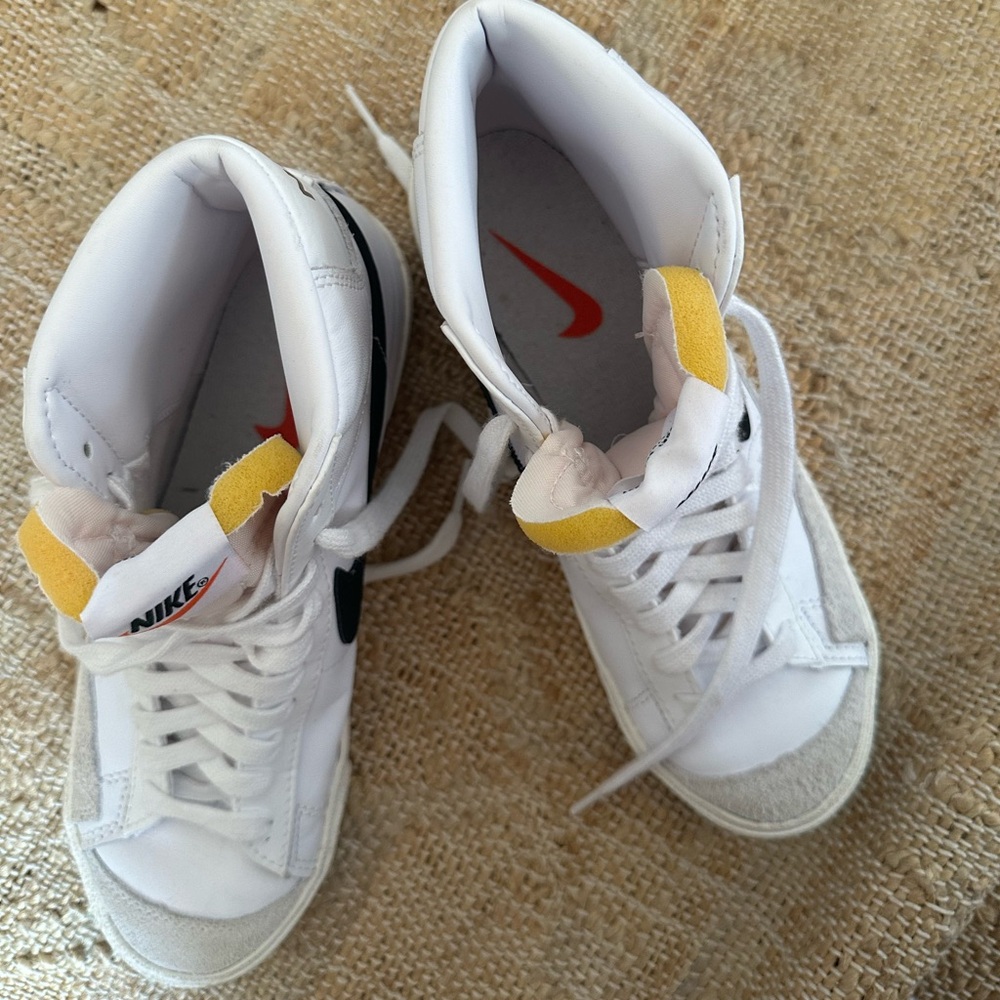 NIKE Blazer Mid '77 Womens Shoes - Picture 4 of 6